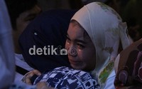 Rossa tampak tak dapat menahan air matanya dalam acara pengajian tersebut.
