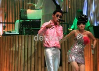 Penampilan Budi dan Zaskia dalam acara perayaan ulang tahun Global TV di Studio RCTI, Jakarta, Senin (8/10/2012).