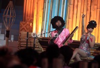 Budi Do Re Mi juga menarik perhatian penonton dengan memakai rambut dan jenggot palsunya.