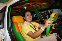 Temanya Dimension Star. Jadi asalnya karena saya punya cafe. Namanya cafe bintang. Makanya ditawarin motif apapun saya lebih pilih bintang. Motif ini saya pilih karena cafe bintang milik saya yang terletak di jalan Danau Tempe gang Mawar nomor 4 Sanur, aku wanita yang akrab disapa Emy.