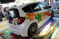 Walhasil, akibat bisnisnya tersebut, sekucur tubuh Honda Jazz 2011 miliknya disesaki oleh motif bintang.