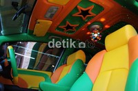 Agar tampil keren, ibu yang doyan shoping ini memilih 3 corak warna cerah yakni hijau, kuning, oranye dan 1 warna hitam di kap mesin.