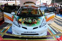 Warna-warna tersebut kemudian dibentuk corak bintang pada bodi warna putih bawaan pabrik. Jika dihitung ada 46 bintang bersinar dari bodi mobil hatchback tersebut.