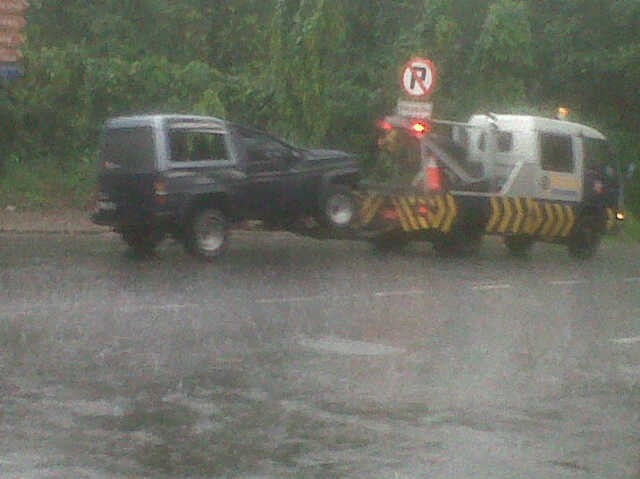 Mobil Taft Terjun Bebas di Bogor, Sopir Luka-luka
