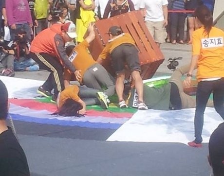 Gary, Jae Suk & Kwang Soo Selamatkan Yubin Wonder Girls