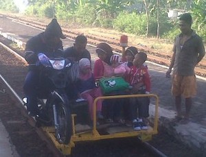 Ojek Motor Kereta di Grobogan