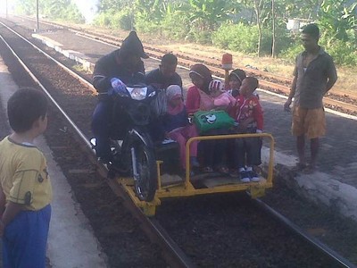 Ojek Motor di Rel Kereta