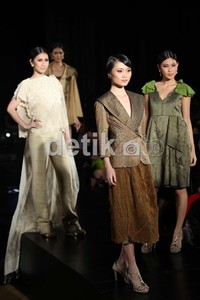 Model peragakan busana karya Tuty Cholid.