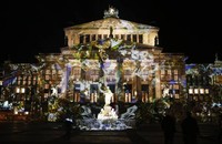 Festival Cahaya di Berlin membuat suasana malam semakin indah. REUTERS/Fabrizio Bensch.