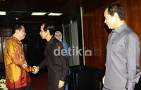 Ketua DPR RI Marzuki Alie berbincang dengan Wakil Jaksa Agung, Darmono dan Bareskrim Mabes Polri, Konjen Pol Sutarman sebelum rapat dengar pendapat dimulai. Ramses/detikcom.
