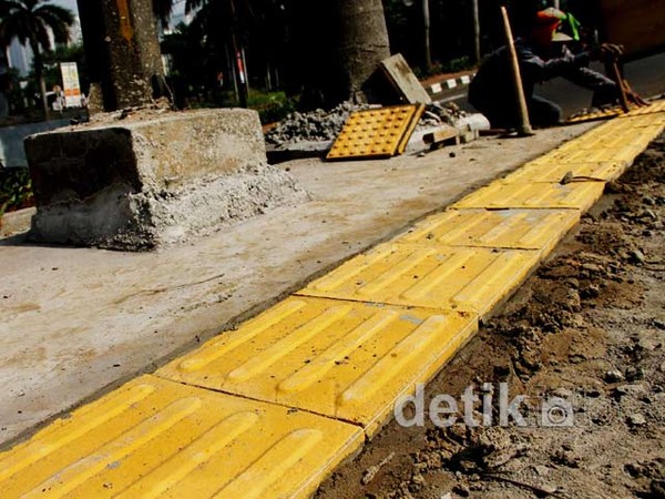 Pemasangan Jalur Khusus untuk Tunanetra