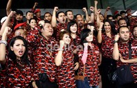 Sejumlah artis berpose bersama sambil mengepalkan tangan di depan gedung KPK, Jakarta. (Ramses/detikcom).