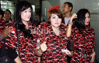 Five Vi dan Misye Arsita saat tiba di gedung KPK, Jakarta. (Ramses/detikcom).