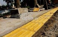 Lantai ini memiliki alur-alur yang berfungsi sebagai penunjuk arah untuk tunanetra yang melintas.