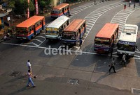 Beberapa Metromini menunggu penumpang. Izin trayek angkutan umum tersebut terancam dicabut oleh Dishub DKI Jakarta karena tidak memiliki badan hukum.