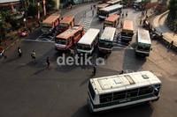 Selain tidak memiliki badan hukum, Metromini juga sering ugal-ugalan.
