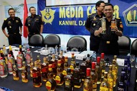 Dirjen Bea dan Cukai Agung Kuswandono menunjukan barang bukti minuman beralkohol palsu saat gelar barang bukti dan juga tersangka di Kantor Direktorat Bea dan Cukai, Kemayoran, Jakarta, Rabu (10/10).
