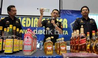 Selain itu petugas juga berhasil mengungkap 11.888 botol minuman mengandung etanol dan alkohol (MMEA) impor dan 6.005 botol MMEA lokal tanpa dilengkapi pita cukai.
