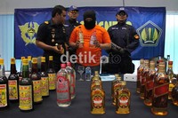 Polisi juga menangkap memilik miras palsu tersebut berinisial RD.