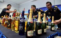 Para pelaku membuat miras palsu tersebut dari air, aroma, alkohol dan ditempatkan pada botol bekas. Label yang digunakan juga palsu dan pelaku membuat dengan cara mencetaknya sendiri.