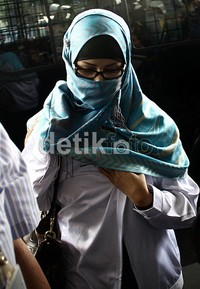 Neneng tiba di gedung KPK, Jakarta. (Ramses/detikcom).