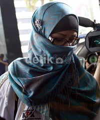 Neneng berjalan menuju gedung KPK, Jakarta. (Ramses/detikcom).