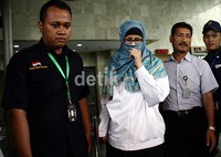 Neneng meninggalkan gedung KPK seusai menandatangani pelimpahan berkas tahap II atau P21. (Ramses/detikcom).