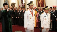 Setelah seremoni sambutan, Sultan dan Paku Alam mengucapkan sumpah jabatan di bawah Alquran. Cahyo/Setpres.
