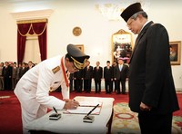 Kemudian pasangan raja yang mengenakan seragam setelan jas warna putih ini menandatangani dokumen. Cahyo/Setpres.