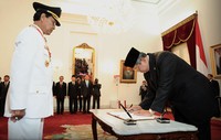 Berdasarkan UU Keistimewaan, Gubernur dan Wakil Gubernur DIY tidak dipilih sebagaimana daerah lainnya, melainkan ditetapkan. Sri Sultan dan Pakualam akan memimpin Pemprov selama posisinya di keraton tidak diganti atau berhalangan tetap. Cahyo/Setpres.