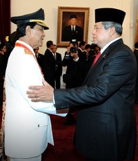 SBY mengucapkan selamat kepada Sri Sultan HB X. Cahyo/Setpres.