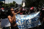 Aksi Telanjang Dada, Tolak Revisi UU KPK