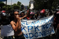 Sang orator yang bertelanjang dada meminta dukungan warga untuk menyelamatkan KPK dari ronrongan para koruptor.