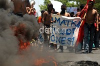 Dalam aksinya, mahasiswa juga membakar ban bekas di tengah ruas jalan AP Pettarani.
