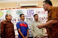 Jumhur Hidayat (kanan) didampingi Ketua PP Muhamadiyah Bambang Soedibjo (kiri) mengapit 2 TKI dari 62 TKI terampil yang akan diberangkatkan ke Brunei Darussalam. 62 TKI ini merupakan sebagian kecil dari 400 TKI dari warga Muhamadiyah yang telah diberangkatkan secara bergelombang.