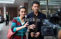 Begitu tiba di Busan, Rio dan Atiqah disambut wartawan setempat.