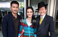 Pasangan selebriti itu juga disambut penyanyi trot legendaris Korea Selatan, Tae Jin Ah.