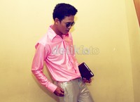 Pria berusia 28 tahun itu tampak PD dengan kemeja pinknya. Gus Mun/detikHOT.