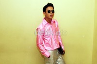 Budi tampil dengan mengenakan kemeja pink dan celana silver. Gus Mun/detikHOT.