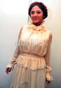 Rambut kepang-kepang Dewi Persik ala Dewi Yunani.