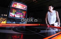 Marissa Nasution terlihat cantik dan seksi dengan pakain putih transparan saat bermain game Hockey.