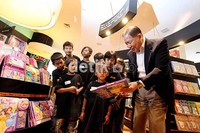 Founder Lippo Group Mochtar Riady (kanan), bersama para anak-anak Cisadane Tangerang, memperkenalkan buku pendidikan anak, saat peresmian perubahan outlet toko buku modernnya menjadi Books & Beyond (B&B).