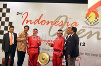 Sesmenpora Joko Pekik (kedua dari kiri)) didampingi Wakil Ketua Umum PB Percasi GM Utut Adianto (kiri) memukul gong tanda dimulainya Indonesia Open 2012.