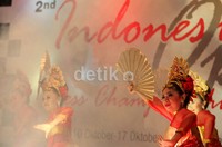 Tari Jaipong memeriahkan pembukaan kejuaraan catur Indonesia Open 2012.