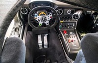Fitur lain yang membuat mobil ini patut dipandangi lama-lama adalah interiornya yang memiliki atmosfer balapan. (dok. Daimler).