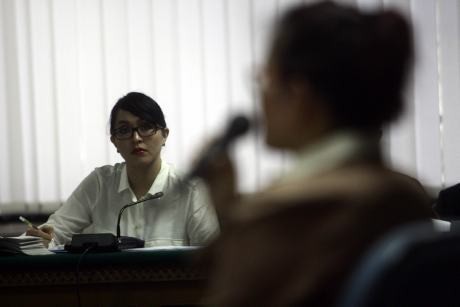 Angie Bantah akan Buat Tsunami di Senayan