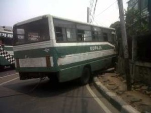 Ugal-ugalan & Rem Blong, Kopaja Hajar Tiang Telepon di Kemanggisan