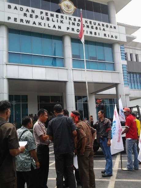 Desak Audit Dana PON, 100-an Orang Geruduk BPK Riau