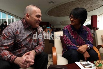 (Ki-ka) Presiden Direktur Ericsson Sam Saba berdiskusi dengan Direktur Teknologi, Conten dan New Business XL.