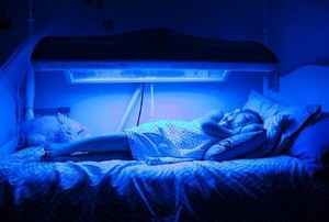 Gadis Kecil Ini Selalu Tidur dengan Lampu UV Agar Kulitnya Tidak Kuning